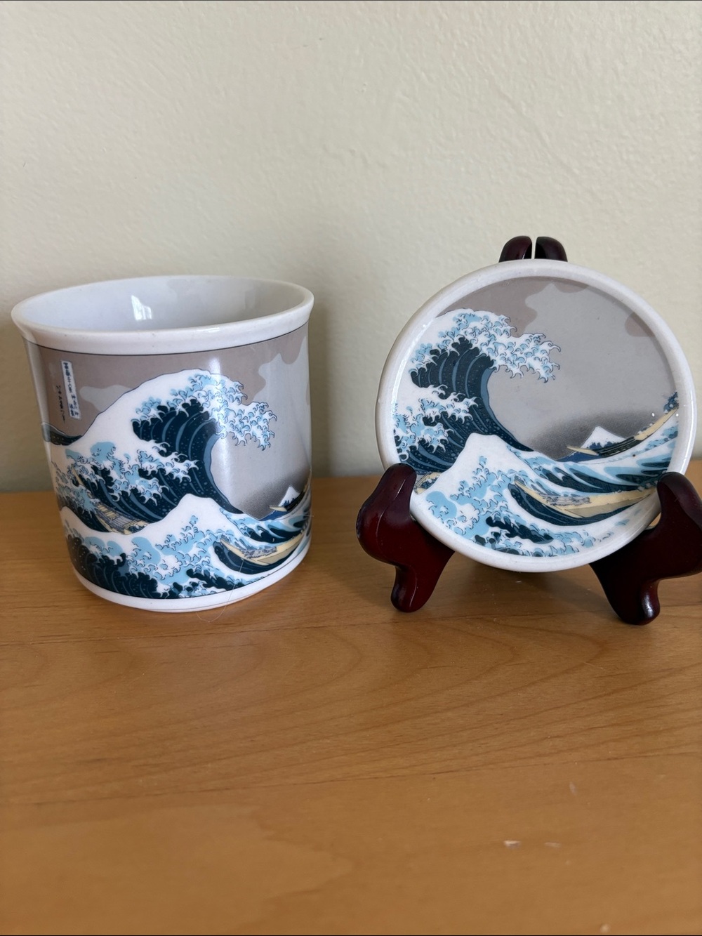 Japanese Sushi Yunumi Teacup. The Great Wave of China